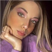 Docente di italiano impartisce lezioni a studenti di scuole medie e liceo